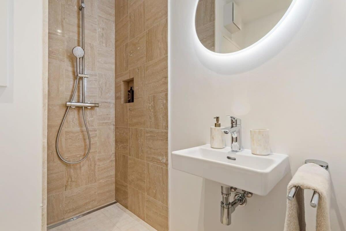 Modern Studio With King Bed, Walk To Attractions Luxemburg Exterior foto